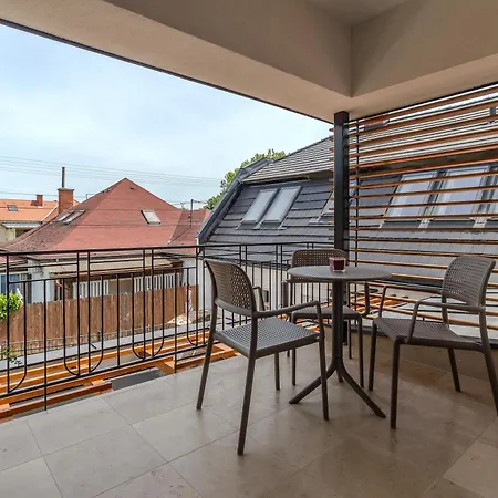 Fülöp Panzió Near Balaton Apartman