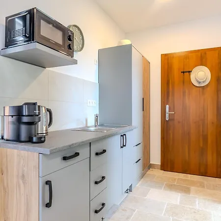 Fueloep Panzio Near Balaton Appartamento