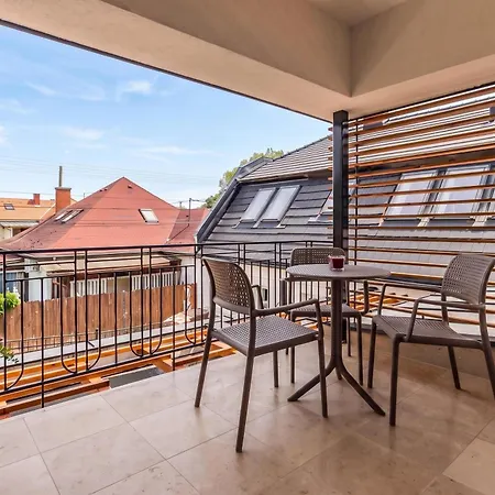 Fueloep Panzio Near Balaton Appartamento