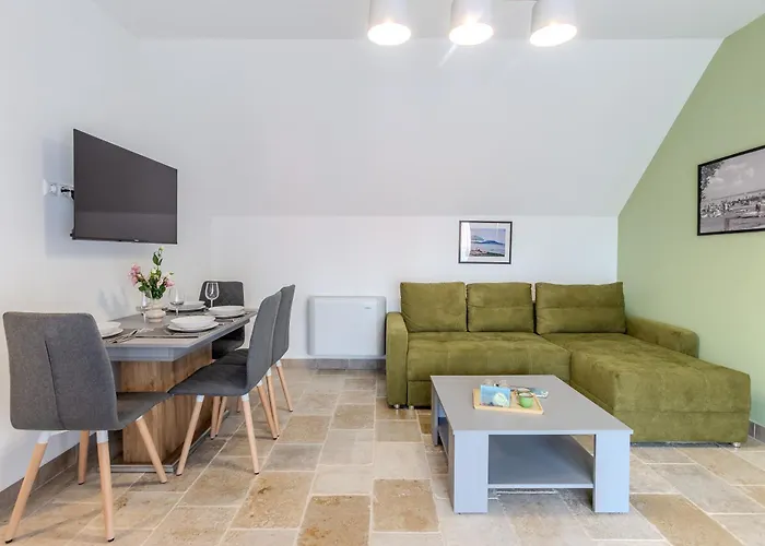 Fueloep Panzio Near Balaton Apartment Révfülöp