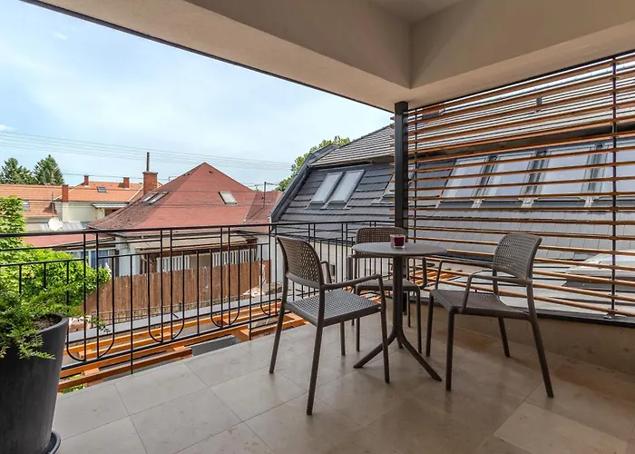 Fueloep Panzio Near Balaton Apartment