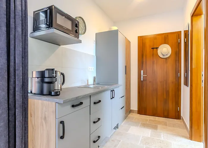 Fueloep Panzio Near Balaton Apartment