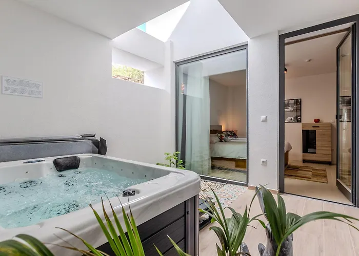 Fueloep Panzio Near Balaton Apartment