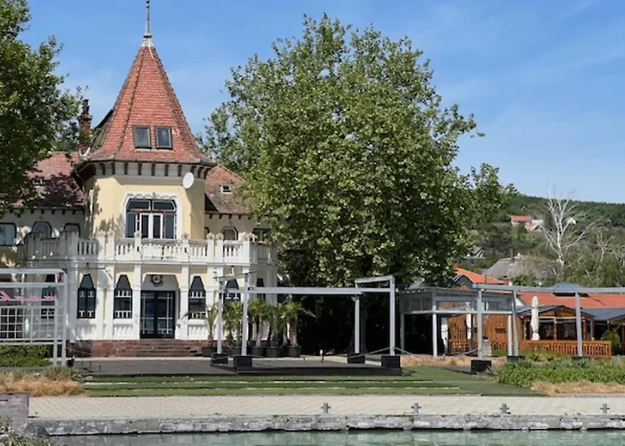 Fueloep Panzio Near Balaton Apartment